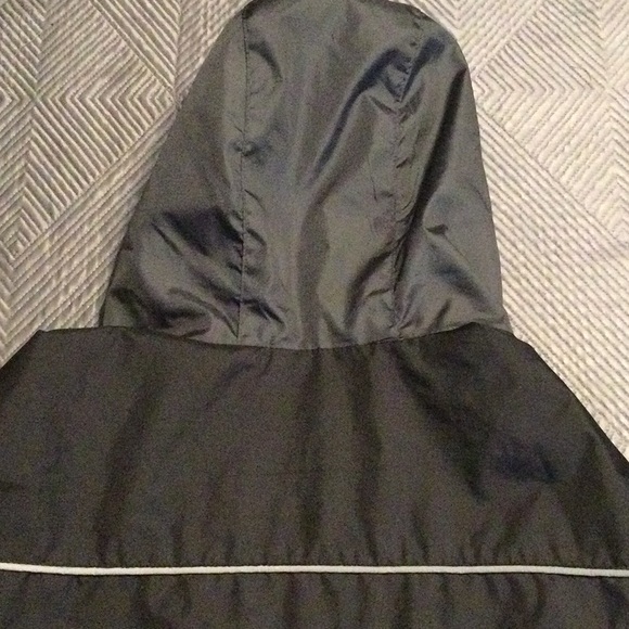 Black and gray Champion windbreaker coat for boys. Size large - Picture 8 of 8